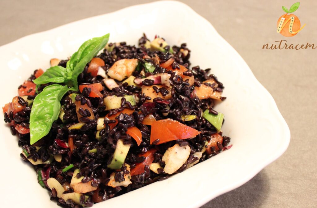 Ricetta: riso venere in insalata con gamberi e avocado e melone