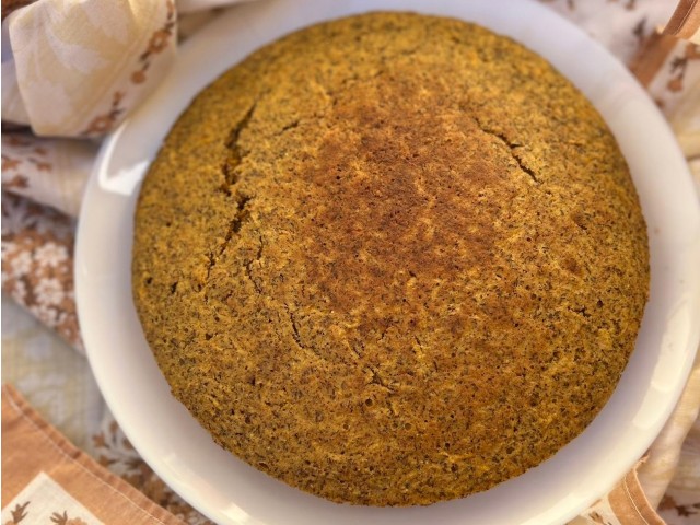 torta di carote appena sfornata senza glassa