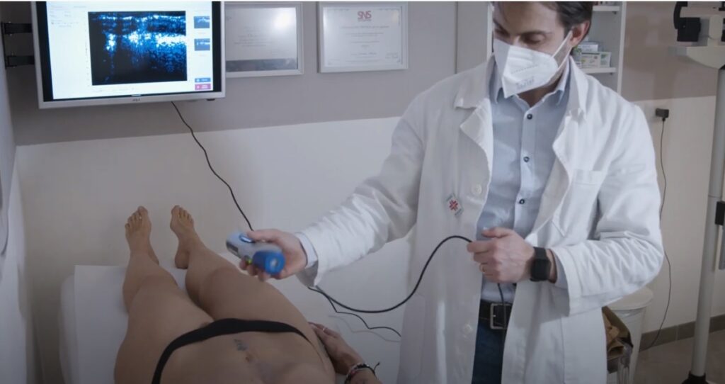 nutrizionista che effettua analisi adipometrica su paziente a verona