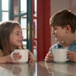 Bambini che fanno colazione per migliorare il rendimento scolastico e la concentrazione