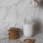 Bicchiere di latte, simbolo dei benefici del latte per ossa, cuore e benessere generale