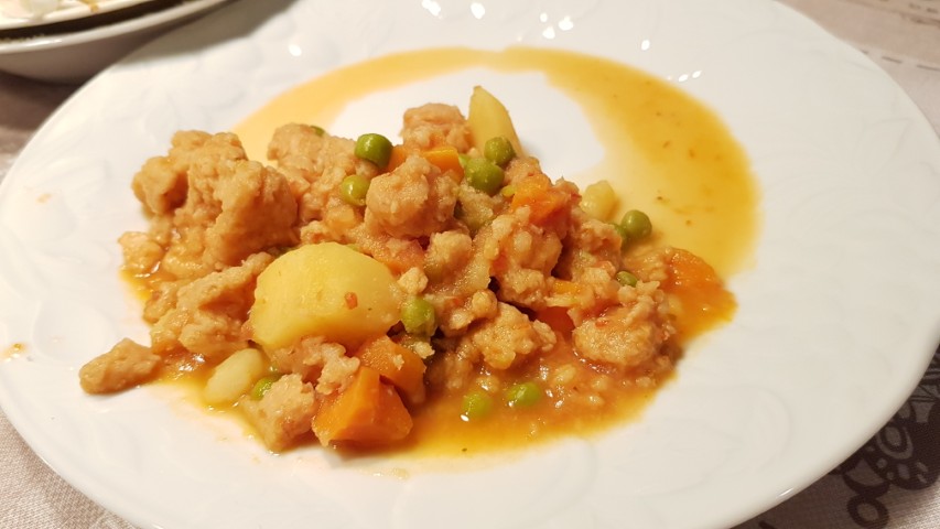 spezzatino di soia con verdure e salsa di pomodoro