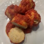Polpette di ricotta proteica cotte nel sugo di pomodoro in padella