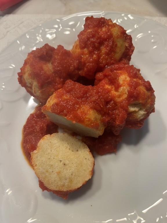 Polpette di ricotta proteica cotte nel sugo di pomodoro in padella