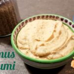 Hummus di ceci fatto in casa con olio extravergine di oliva, paprika e prezzemolo