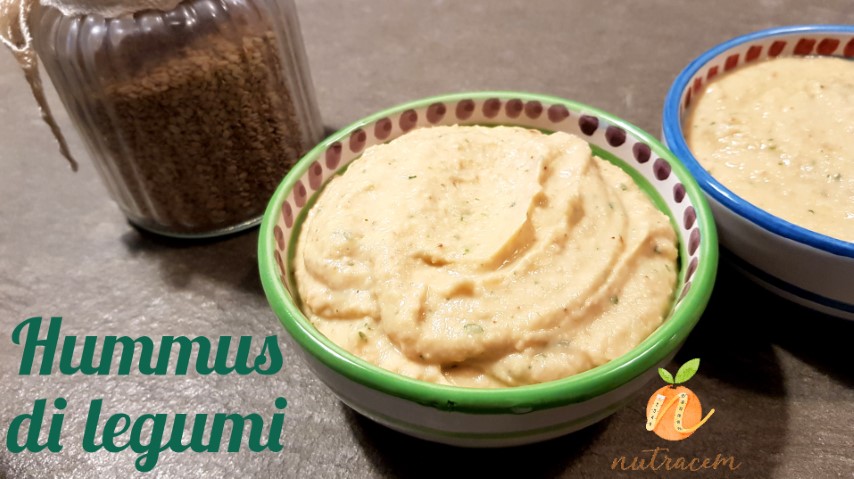 Hummus di ceci fatto in casa con olio extravergine di oliva, paprika e prezzemolo