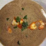 Crema di ceci neri con gamberi saltati