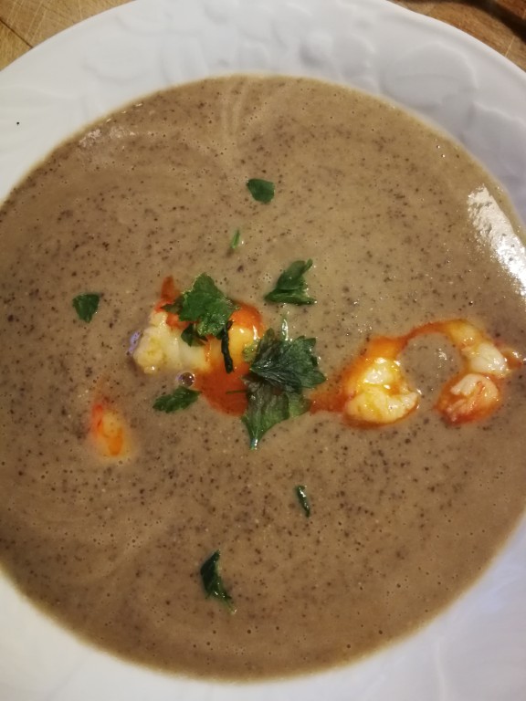Crema di ceci neri con gamberi saltati