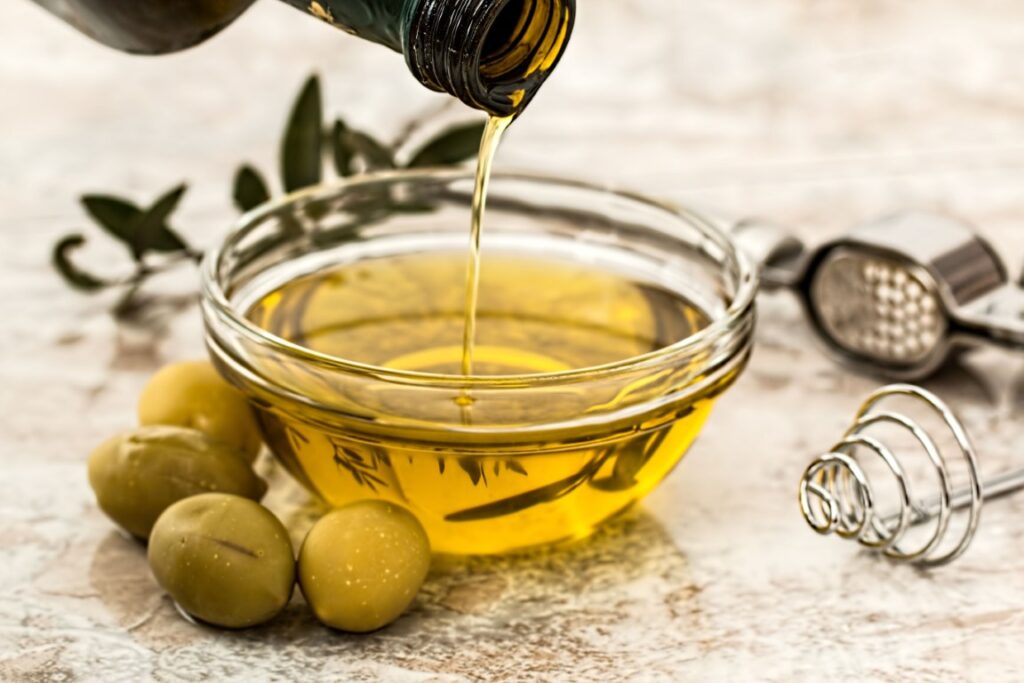 Bottiglia di olio extravergine di oliva EVO e olive