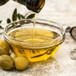 Bottiglia di olio extravergine di oliva EVO e olive