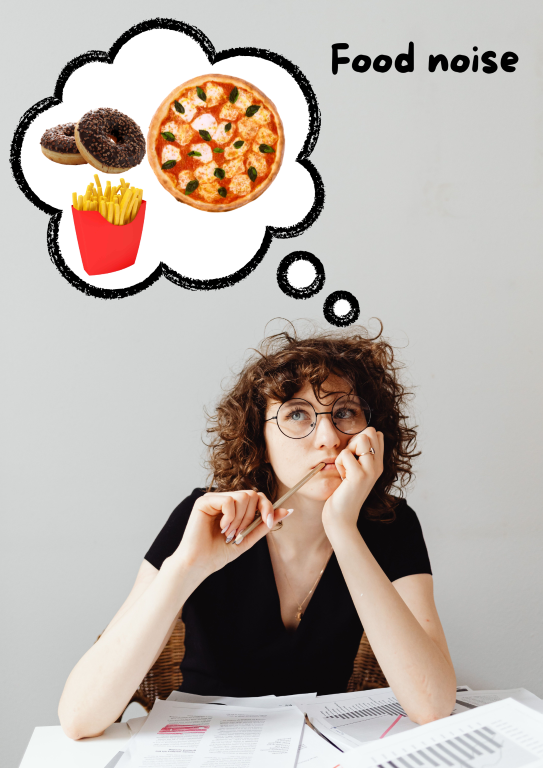 Donna che pensa al cibo mentre lavora al computer