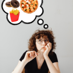 Donna distratta dai pensieri sul cibo mentre lavora
